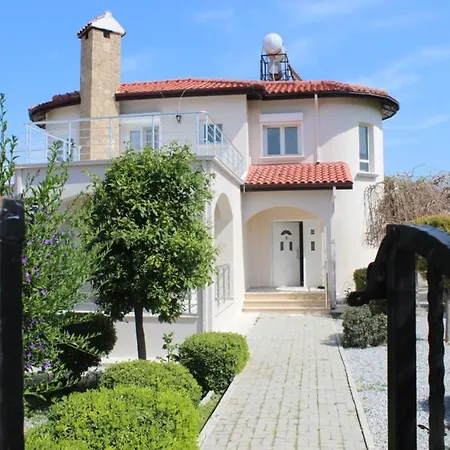 Beach House Кирения